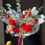 Девица в кокошнике: алая французская роза с дельфиниумом - Фотография 7