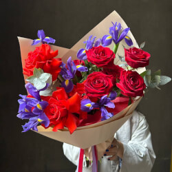 Букет «Султан моего сердца: розы и ирисы с аквабоксом и коробкой-переноской» Букет «Султан моего сердца: розы и ирисы с аквабоксом и коробкой-переноской»