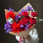 Султан моего сердца: розы и ирисы с аквабоксом и коробкой-переноской - Фотография 1