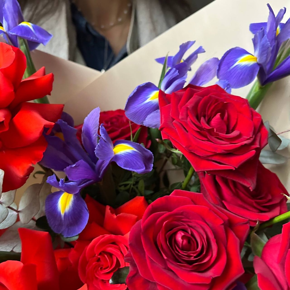 Султан моего сердца: розы и ирисы с аквабоксом и коробкой-переноской