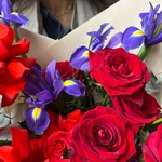 Султан моего сердца: розы и ирисы с аквабоксом и коробкой-переноской - Фотография 7
