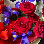 Султан моего сердца: розы и ирисы с аквабоксом и коробкой-переноской - Фотография 5