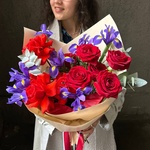 Султан моего сердца: розы и ирисы с аквабоксом и коробкой-переноской - Фотография 6