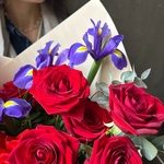 Султан моего сердца: розы и ирисы с аквабоксом и коробкой-переноской - Фотография 8