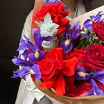 Султан моего сердца: розы и ирисы с аквабоксом и коробкой-переноской - Фотография 9