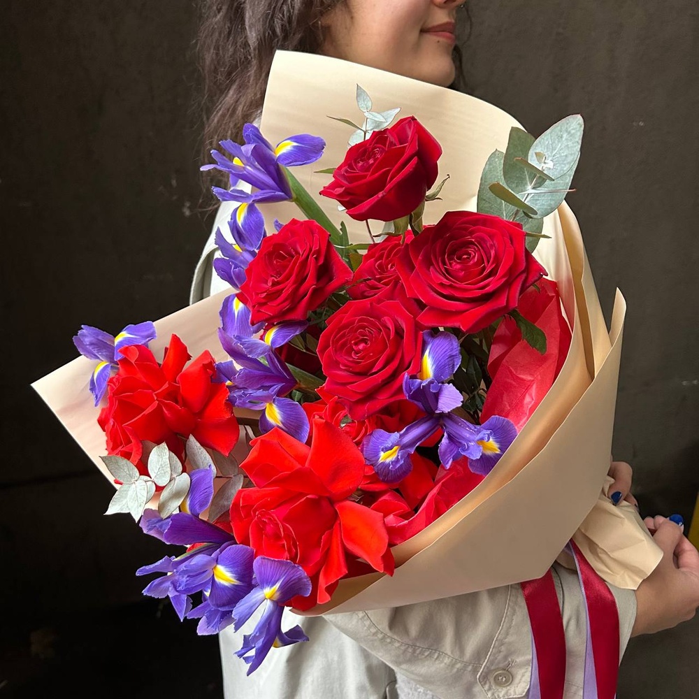 Султан моего сердца: розы и ирисы с аквабоксом и коробкой-переноской
