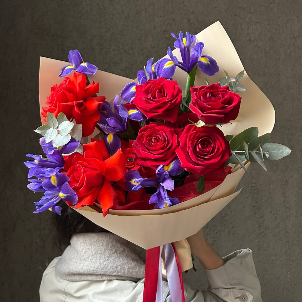 Султан моего сердца: розы и ирисы с аквабоксом и коробкой-переноской