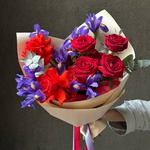 Султан моего сердца: розы и ирисы с аквабоксом и коробкой-переноской - Фотография 10