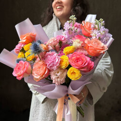 Хихоньки да Хахоньки: букет кружащих голову цветов + аквабокс и коробка-переноска