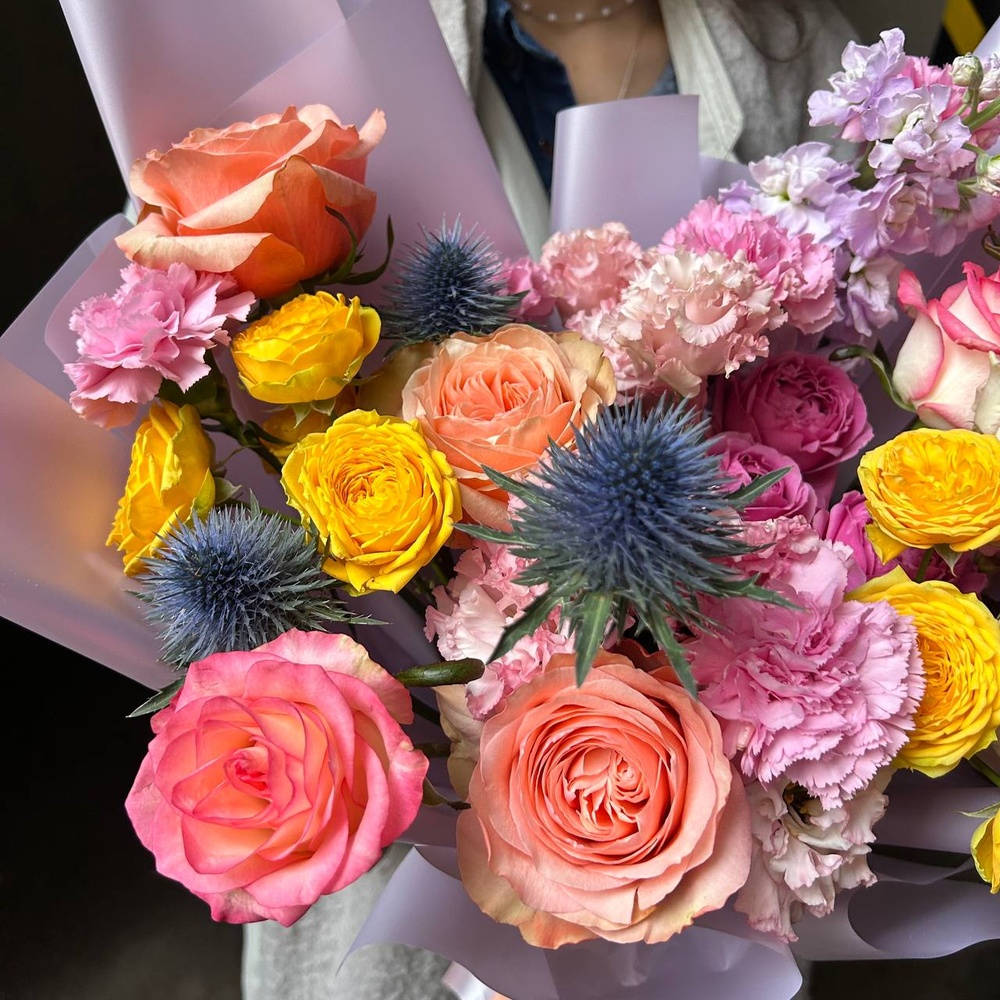 Хихоньки да Хахоньки: букет кружащих голову цветов + аквабокс и коробка-переноска