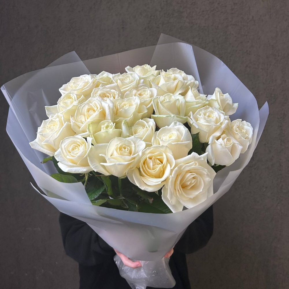 Цветы 25 белых роз с доставкой по СПб от Розмаркт