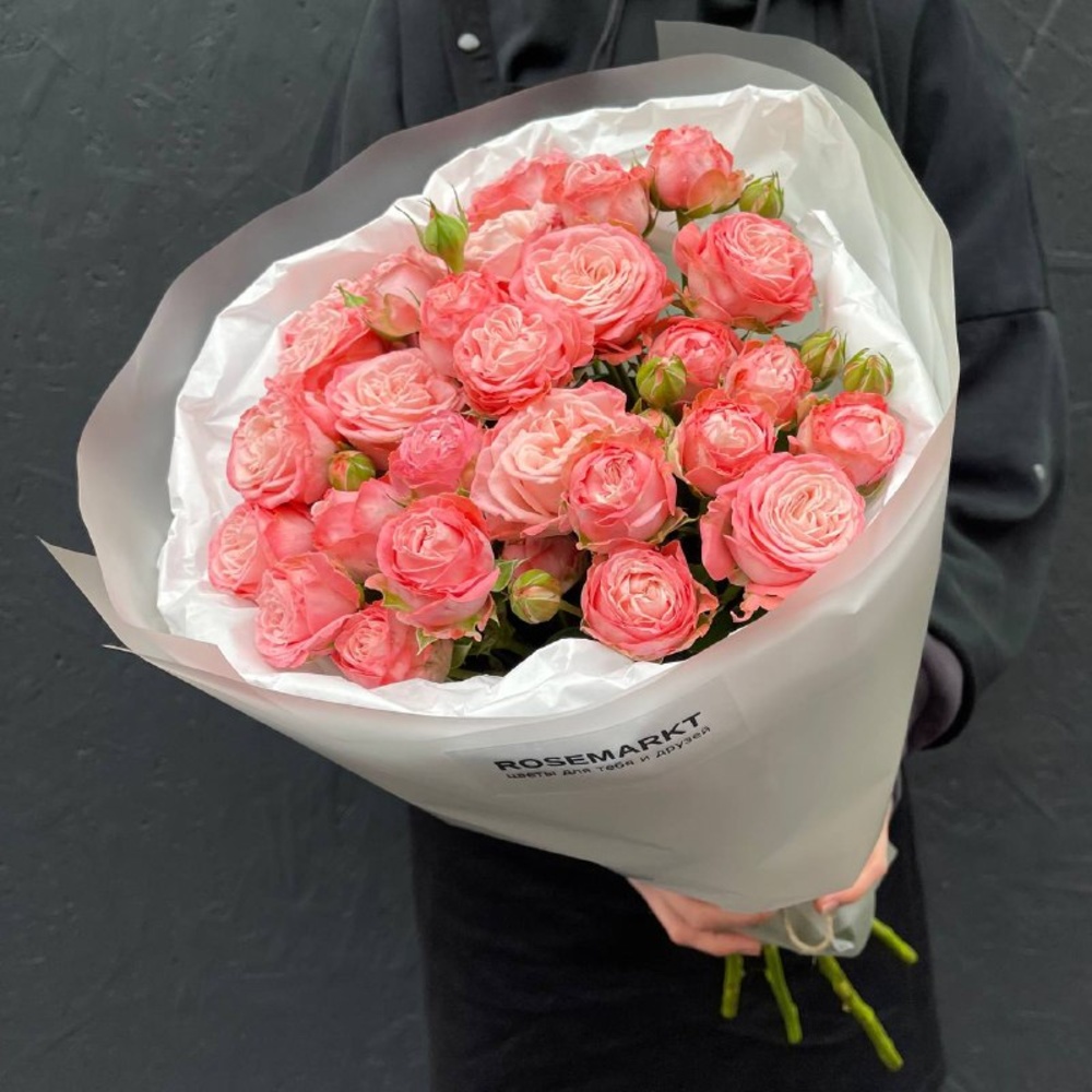 Сливочный вензель: пионовидные розы в лаконичной упаковке 