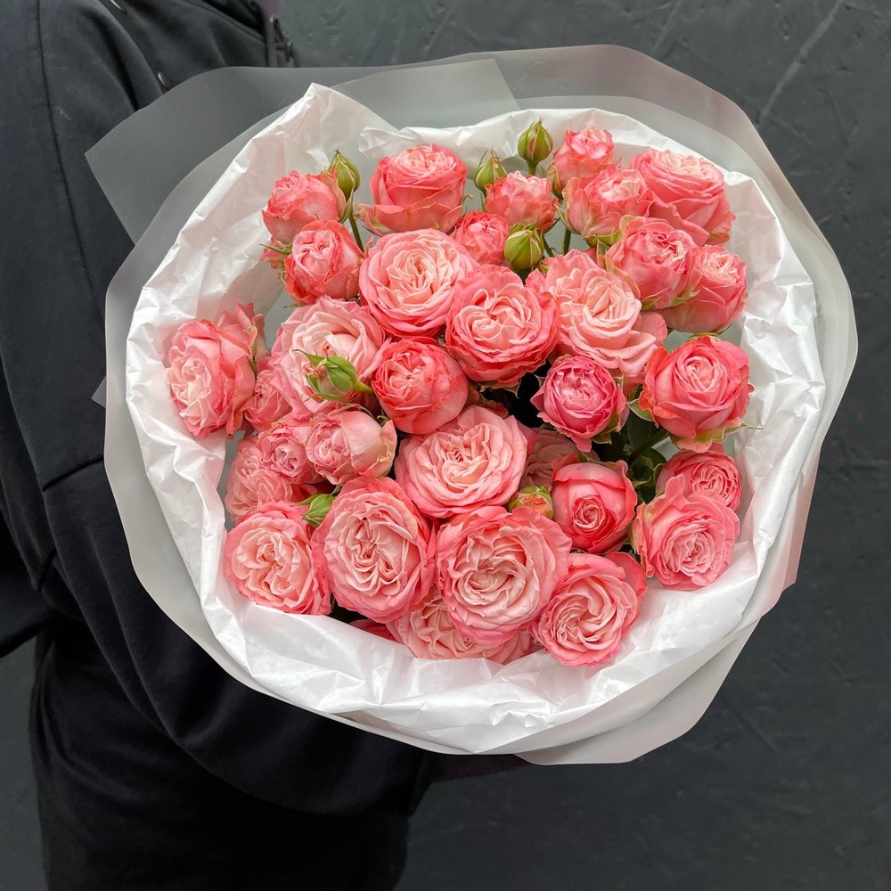 Сливочный вензель: пионовидные розы в лаконичной упаковке 