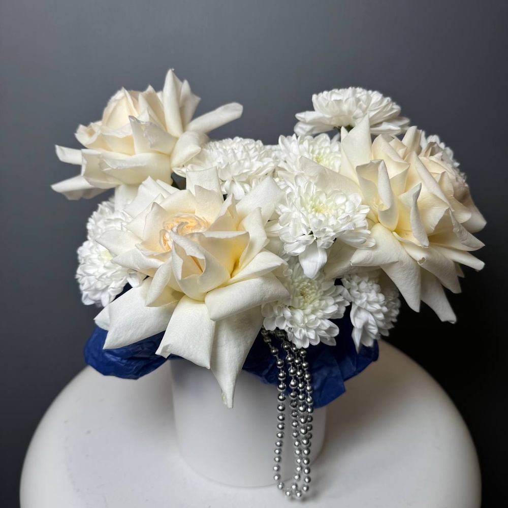 Шляпная коробка недели: авторский букет свежих цветов по акции с доставкой круглосуточно в Санкт-Петербурге.