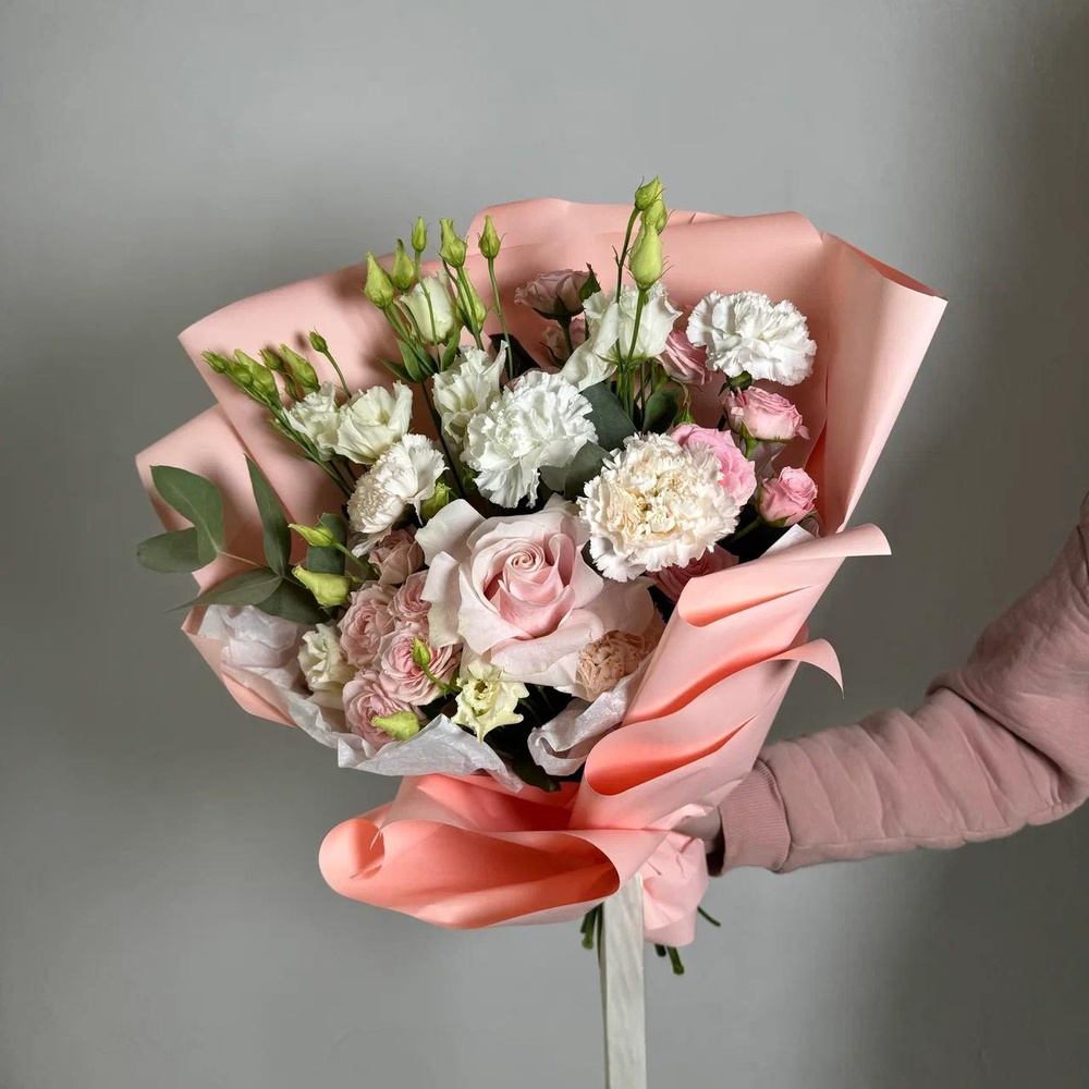 Букет «Рука об руку: кустовые розы + аквабокс и коробка-переноска»