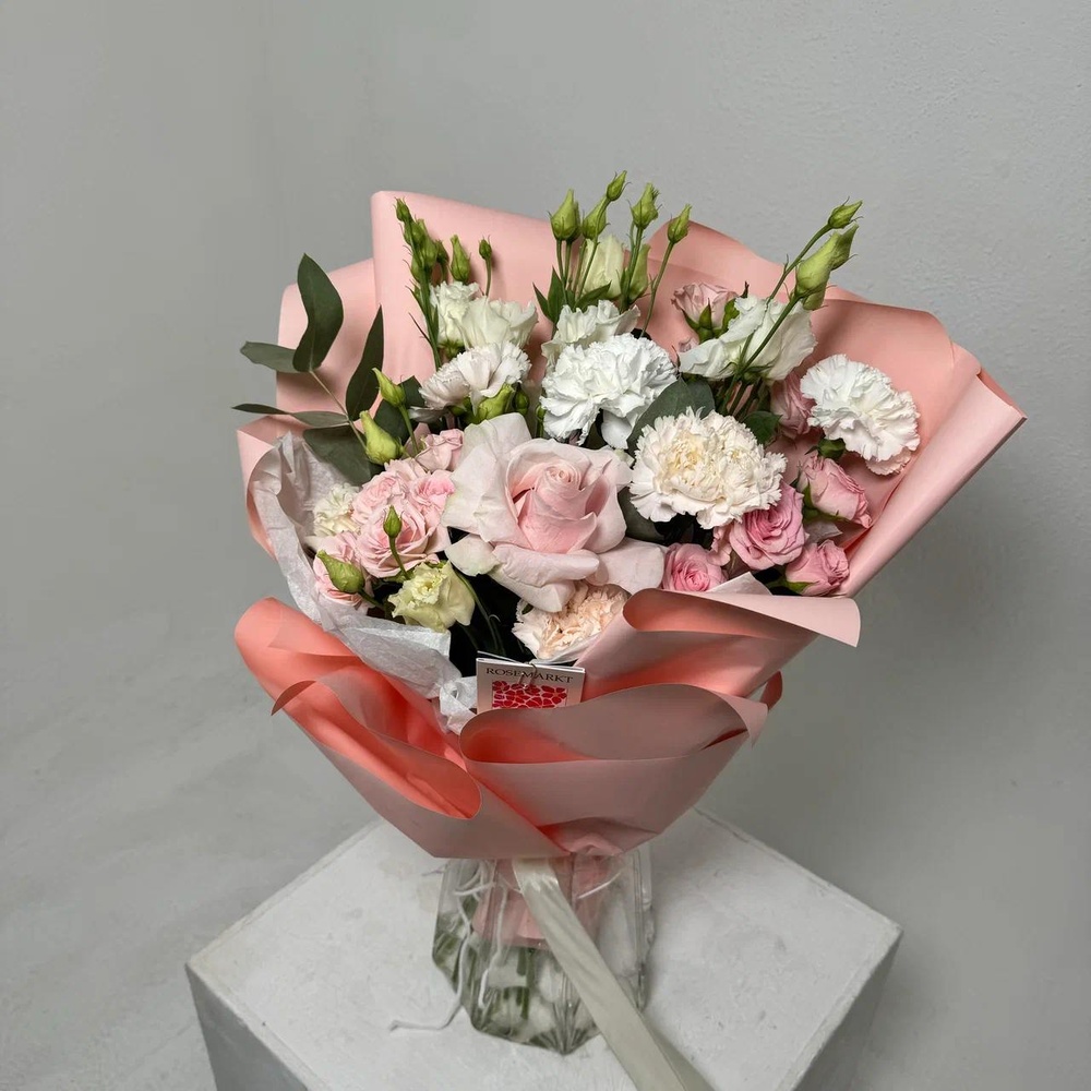 Букет «Рука об руку: кустовые розы + аквабокс и коробка-переноска»