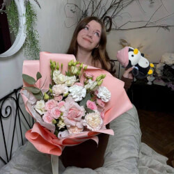 Букет «Букет «Рука об руку: кустовые розы + аквабокс и коробка-переноска»»