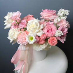 Букет «Боска: цветы в шляпной коробке за 10990» Букет «Боска: цветы в шляпной коробке за 10990»