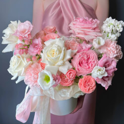 Букет «Боска: цветы в шляпной коробке за 10990»