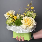 Шляпная коробка недели: авторский букет свежих цветов по акции с доставкой круглосуточно в Санкт-Петербурге. - Фотография 3