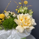 Шляпная коробка недели: авторский букет свежих цветов по акции с доставкой круглосуточно в Санкт-Петербурге. - Фотография 6