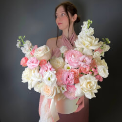 Букет «Боска: цветы в шляпной коробке за 15990»