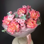 Помощник режиссера: дуо букет-облако из лизиантусов и одноголовых духцветных роз - Фотография 4