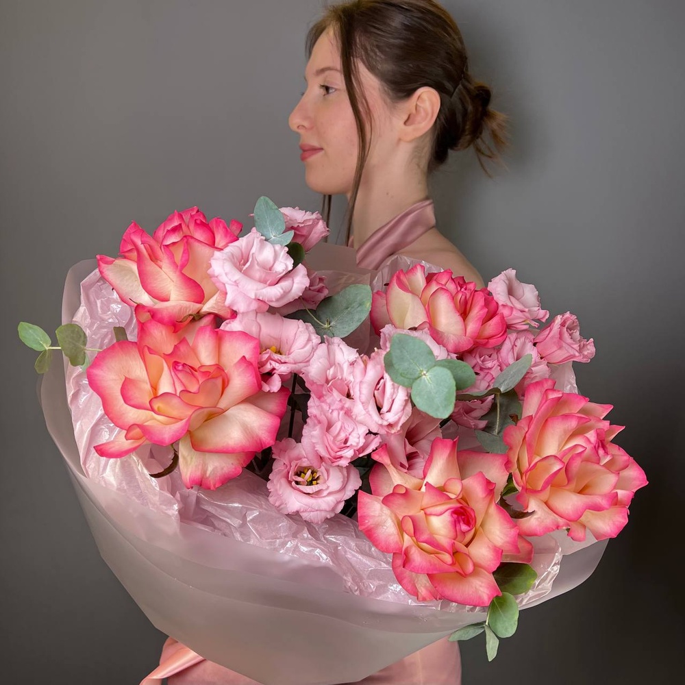 Помощник режиссера: дуо букет-облако из лизиантусов и одноголовых духцветных роз