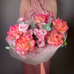 Помощник режиссера: дуо букет-облако из лизиантусов и одноголовых духцветных роз - Фотография 1