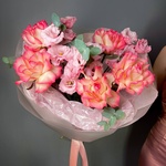 Помощник режиссера: дуо букет-облако из лизиантусов и одноголовых духцветных роз - Фотография 5