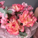 Помощник режиссера: дуо букет-облако из лизиантусов и одноголовых духцветных роз - Фотография 6