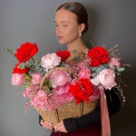 Шляпная коробка недели: авторский букет свежих цветов по акции с доставкой круглосуточно в Санкт-Петербурге. - Фотография 1