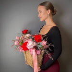 Шляпная коробка недели: авторский букет свежих цветов по акции с доставкой круглосуточно в Санкт-Петербурге. - Фотография 4