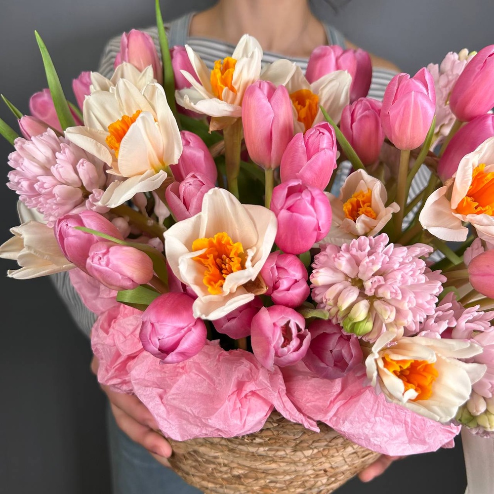 Корзина весенняя макси с розовыми тюльпанами, гиацинтами и нарциссами