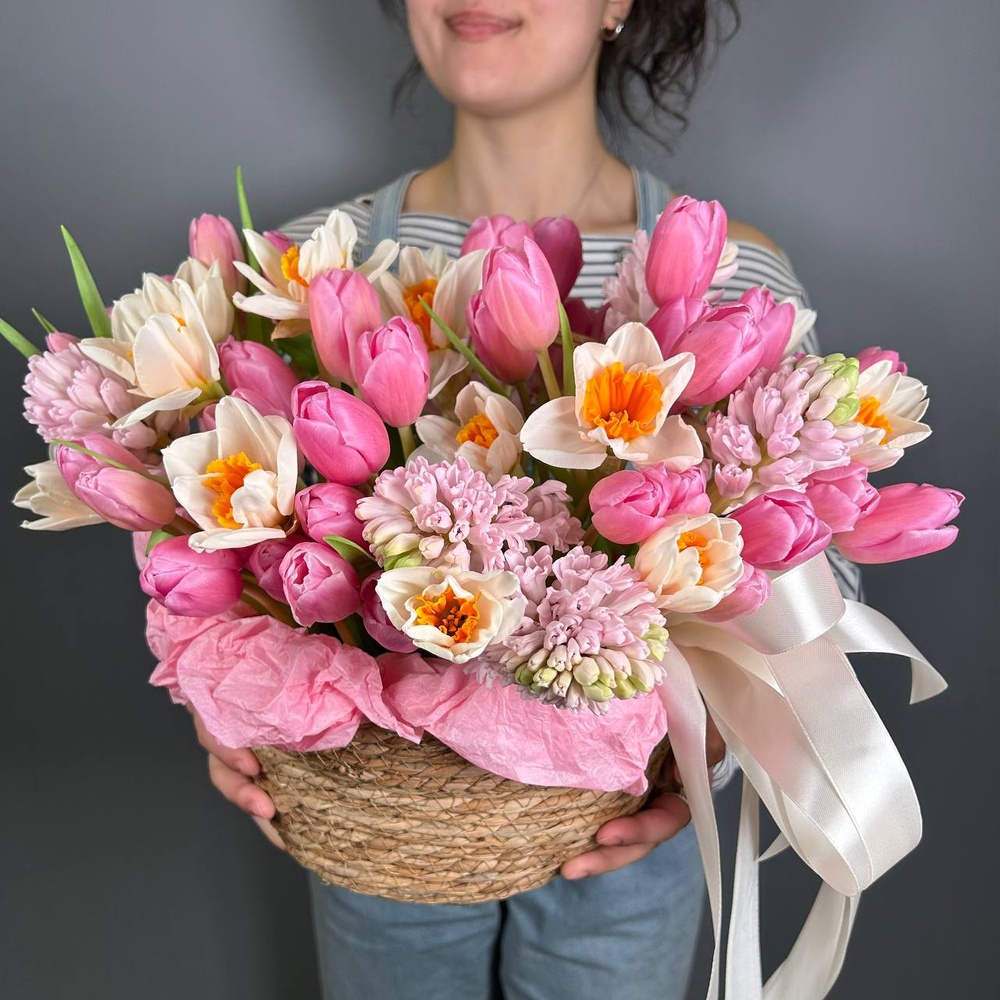 Корзина весенняя макси с розовыми тюльпанами, гиацинтами и нарциссами