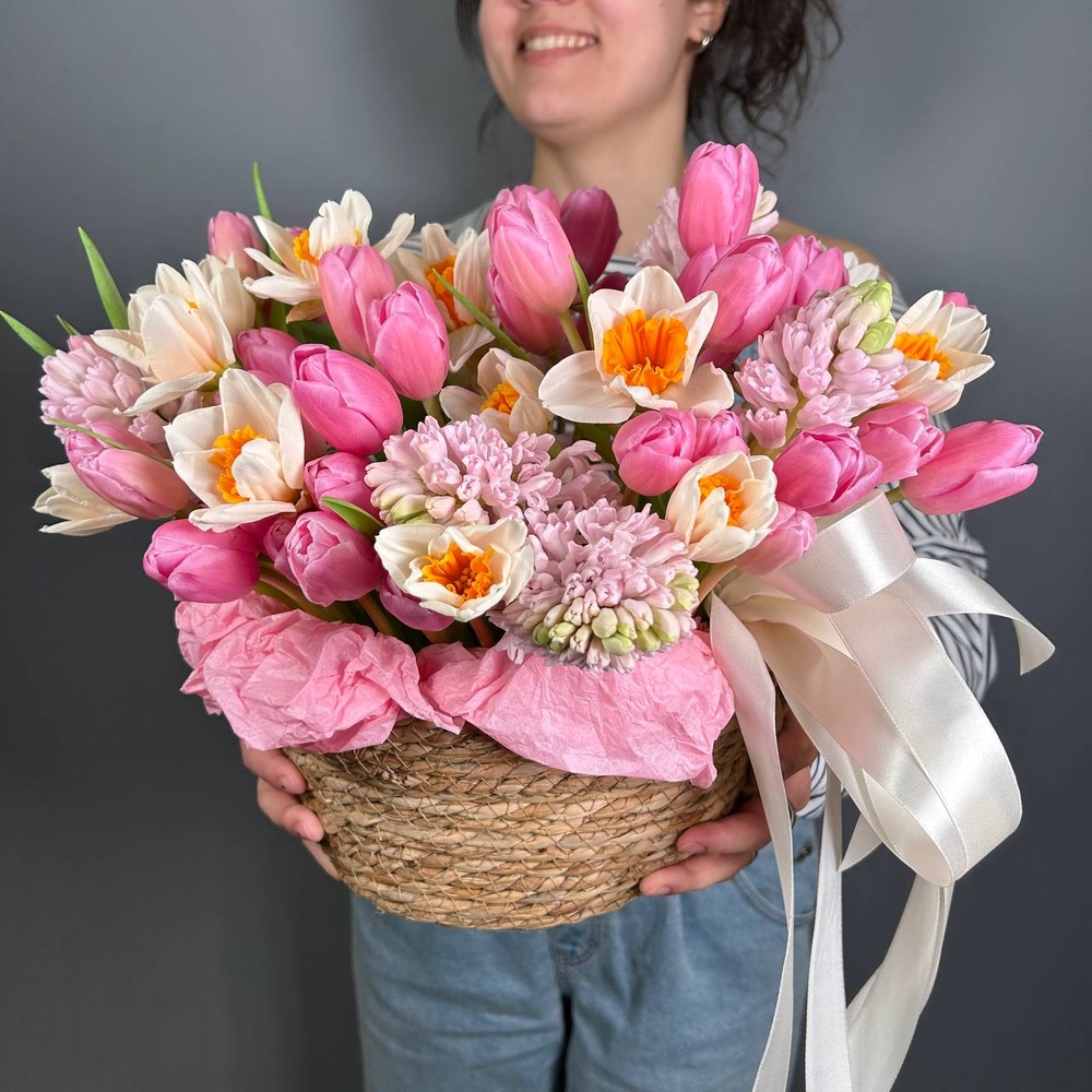 Корзина весенняя макси с розовыми тюльпанами, гиацинтами и нарциссами