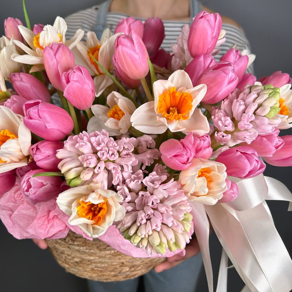 Корзина весенняя макси с розовыми тюльпанами, гиацинтами и нарциссами