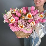 Корзина весенняя макси с розовыми тюльпанами, гиацинтами и нарциссами - Фотография 3