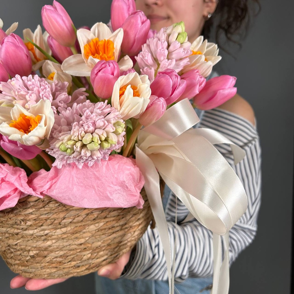 Корзина весенняя макси с розовыми тюльпанами, гиацинтами и нарциссами