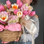 Корзина весенняя макси с розовыми тюльпанами, гиацинтами и нарциссами - Фотография 4