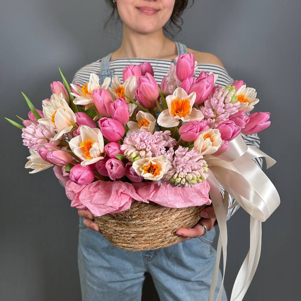Корзина весенняя макси с розовыми тюльпанами, гиацинтами и нарциссами