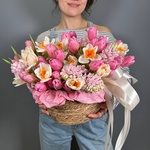 Корзина весенняя макси с розовыми тюльпанами, гиацинтами и нарциссами - Фотография 2