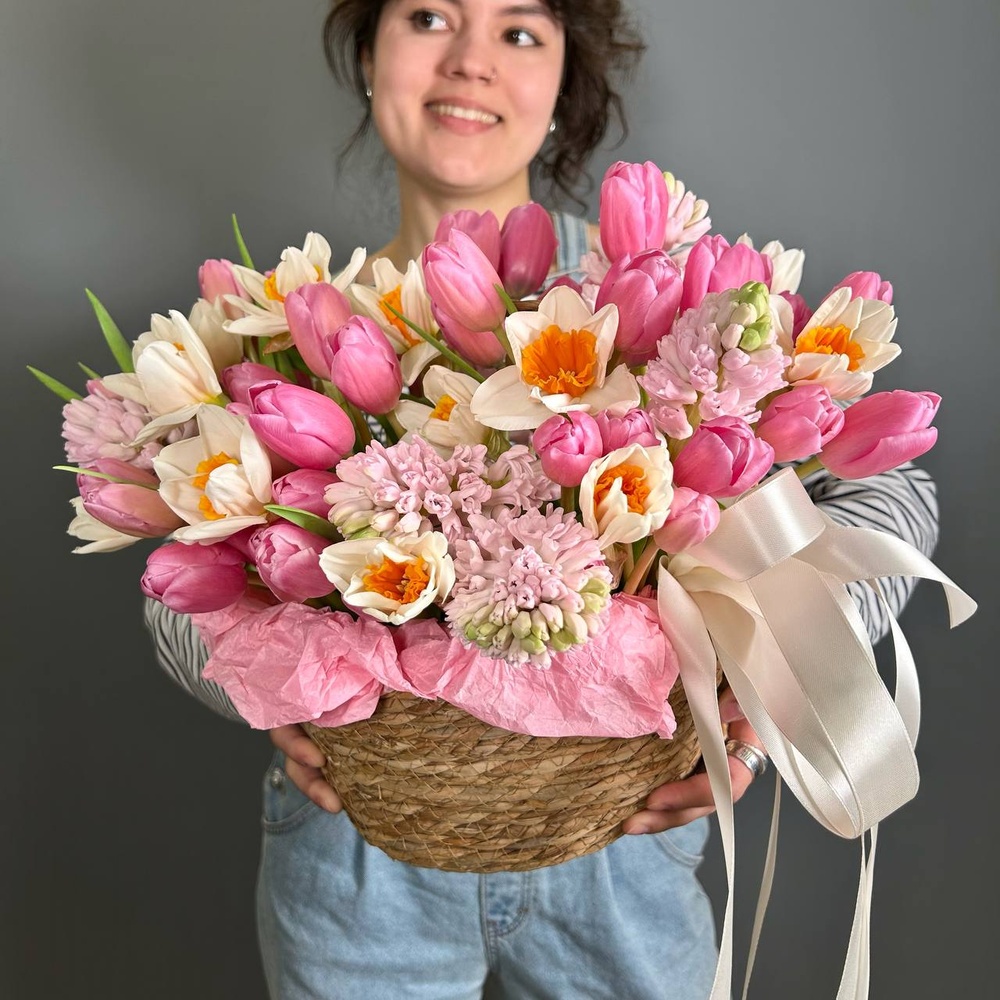 Корзина весенняя макси с розовыми тюльпанами, гиацинтами и нарциссами