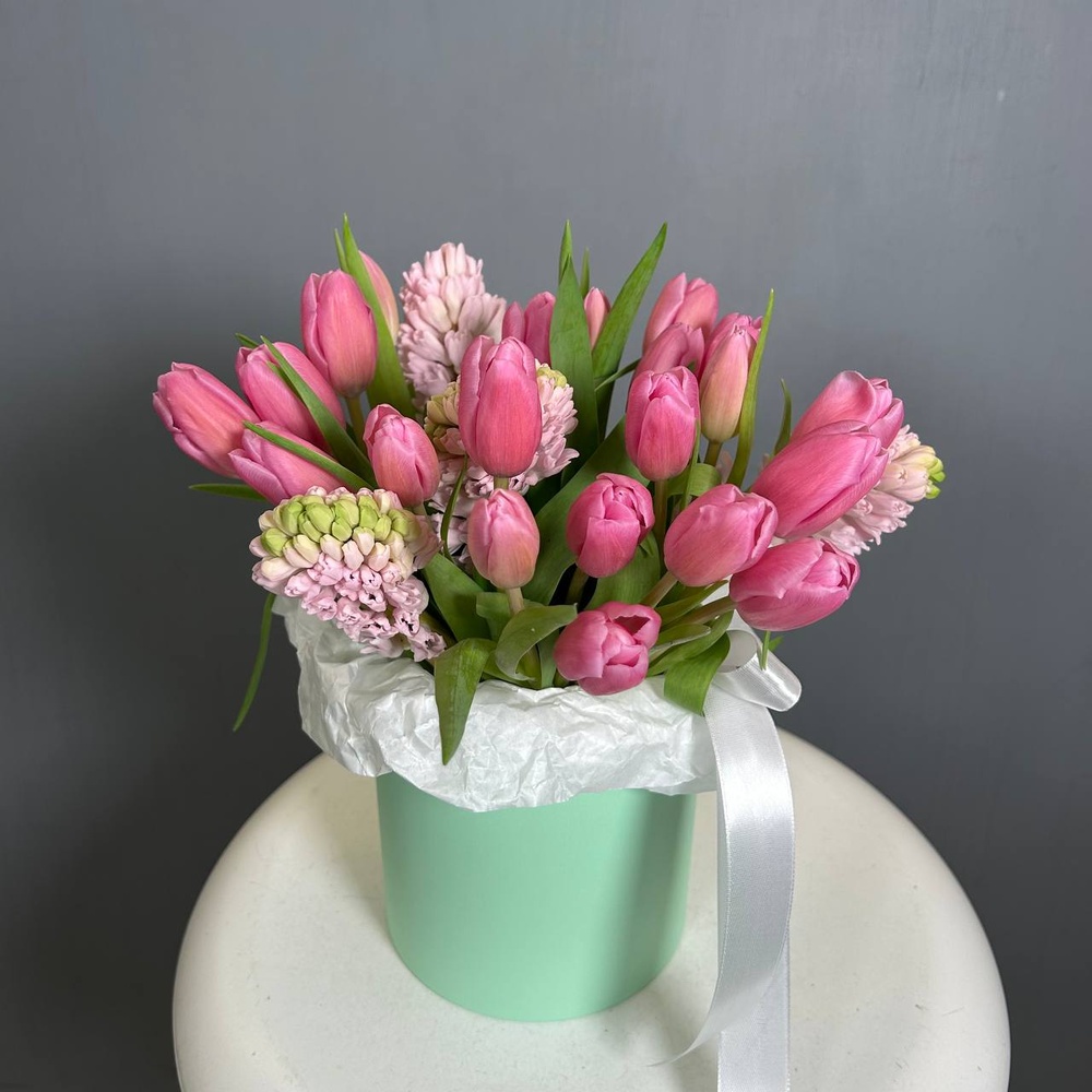 Мэри: розовые тюльпаны и гиацинты в шляпной коробке