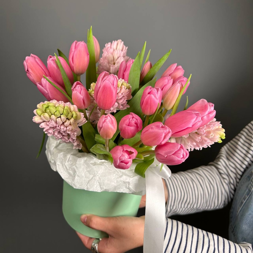 Мэри: розовые тюльпаны и гиацинты в шляпной коробке