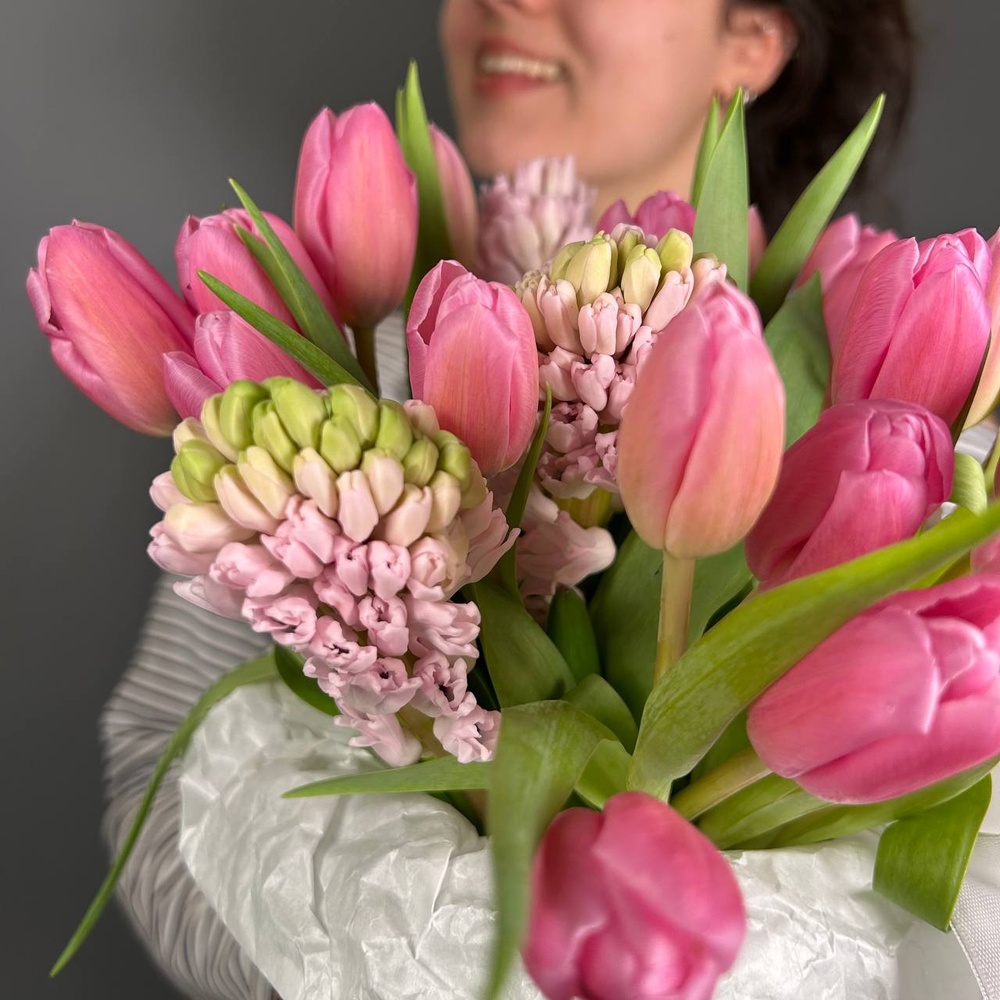 Мэри: розовые тюльпаны и гиацинты в шляпной коробке