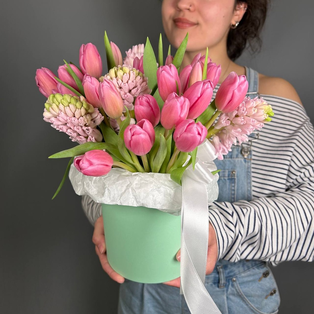 Мэри: розовые тюльпаны и гиацинты в шляпной коробке