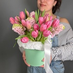 Мэри: розовые тюльпаны и гиацинты в шляпной коробке - Фотография 1