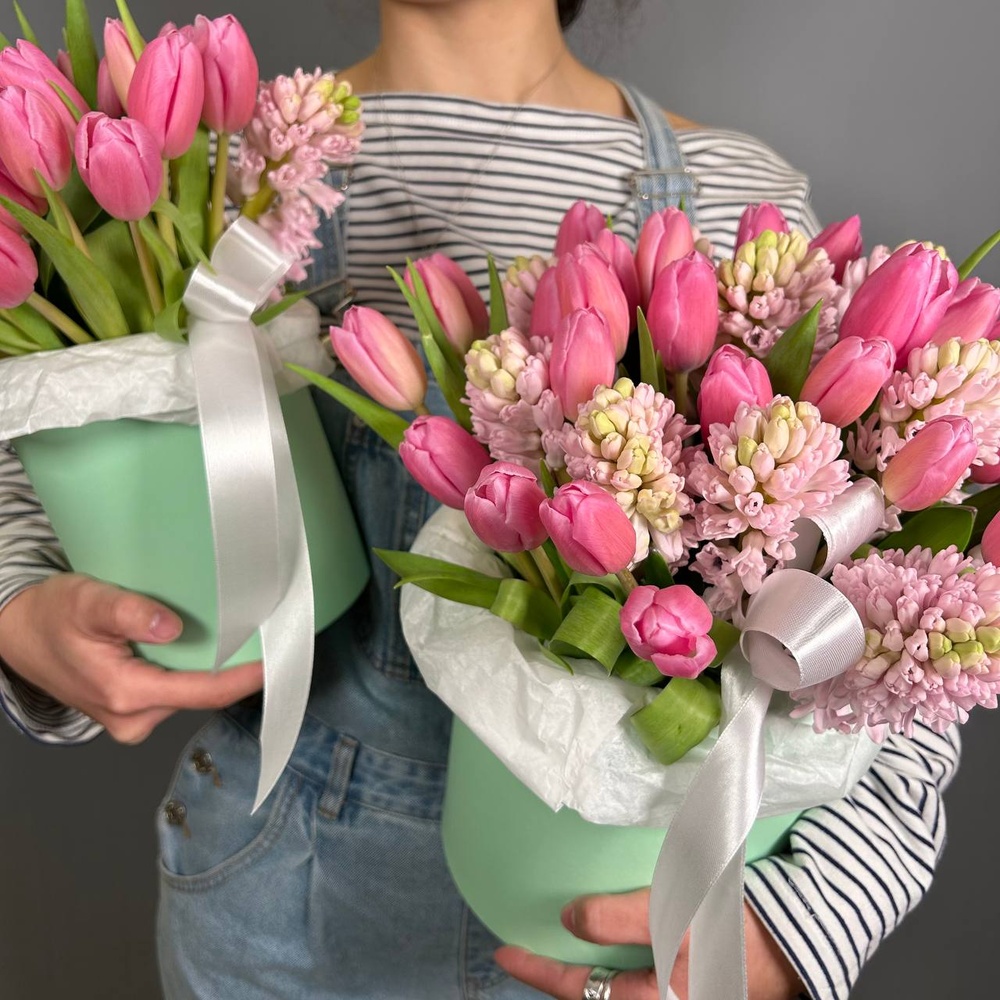 Мэри и Эшли: две шляпные коробки с розовыми тюльпанами и гиацинтами