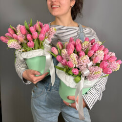 Букет «Мэри и Эшли: две шляпные коробки с розовыми тюльпанами и гиацинтами» Букет «Мэри и Эшли: две шляпные коробки с розовыми тюльпанами и гиацинтами»